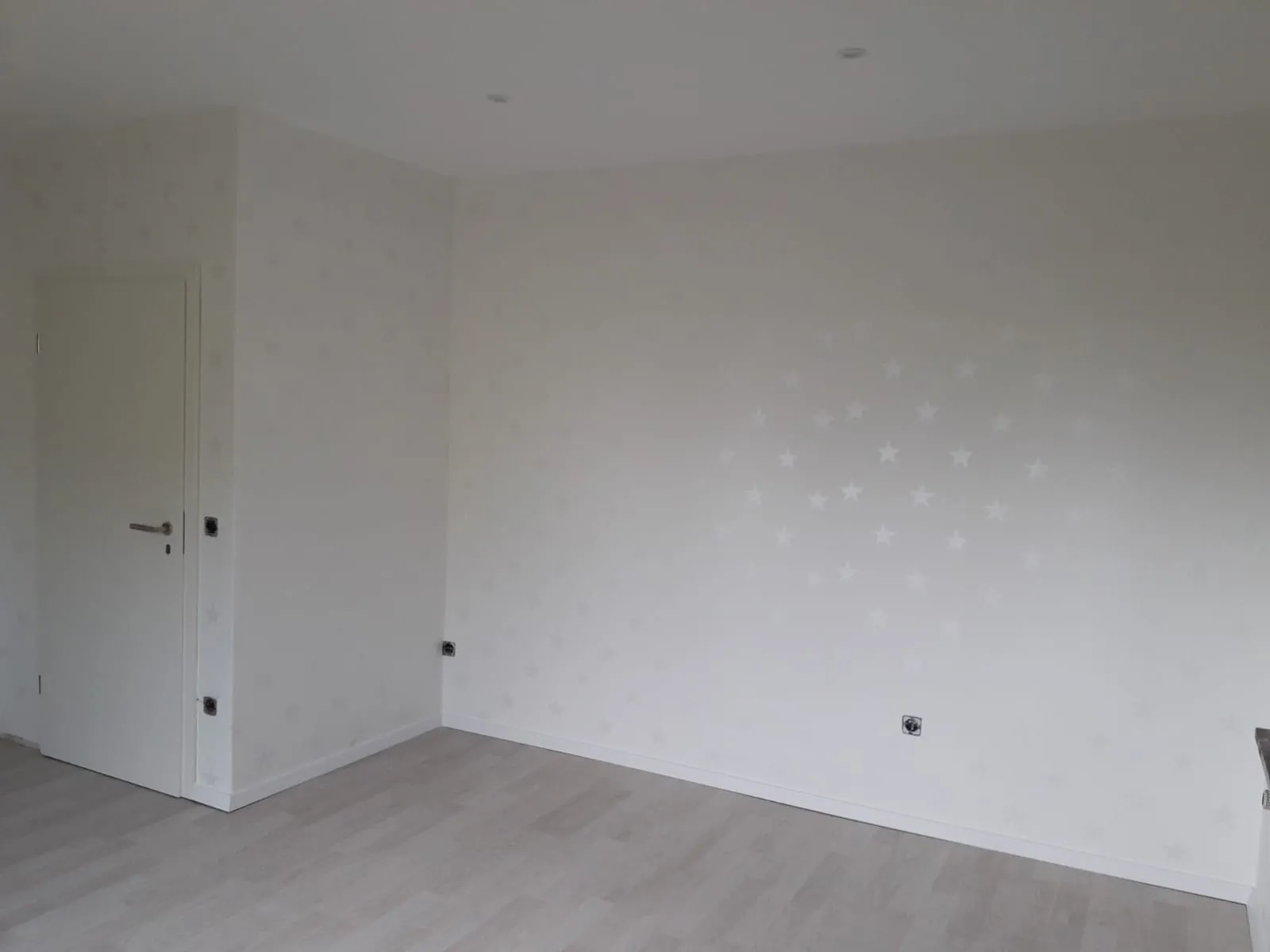 Zimmer mit Tapete und Laminat fertig